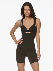 Spanx stipriai formuojantis bodis su šortukais bei atvira krūtine "OnCore Mid-Thigh Black"