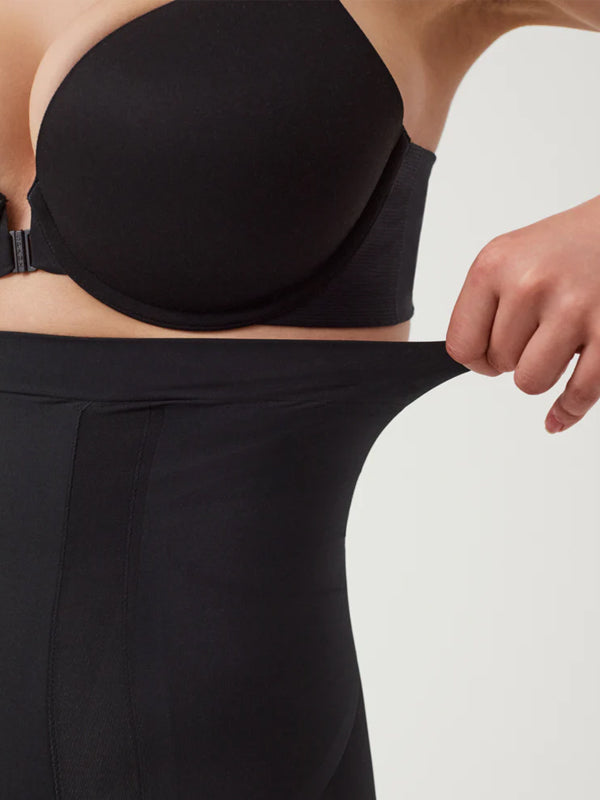 Spanx stipriai formuojantys aukšto juosmens šortukai "OnCore Mid-Thigh Black"