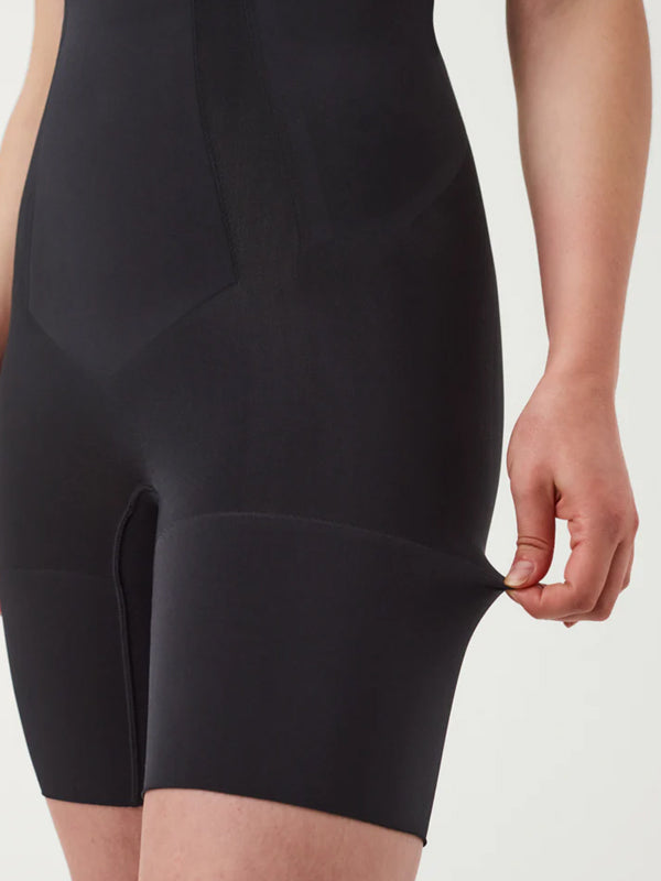 Spanx stipriai formuojantys aukšto juosmens šortukai "OnCore Mid-Thigh Black"