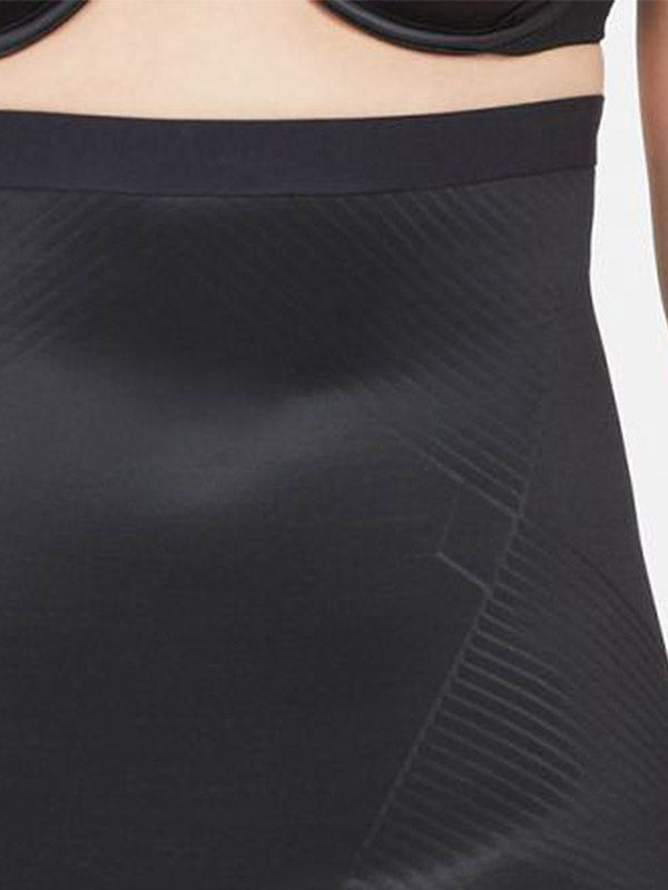 Spanx koreguojantys aukšto juosmens šortukai "Thinstincts® Black"