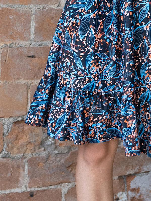 Lega veliūrinė platėjanti suknelė "Gayane Black - Blue - Orange Floral Print Velour"