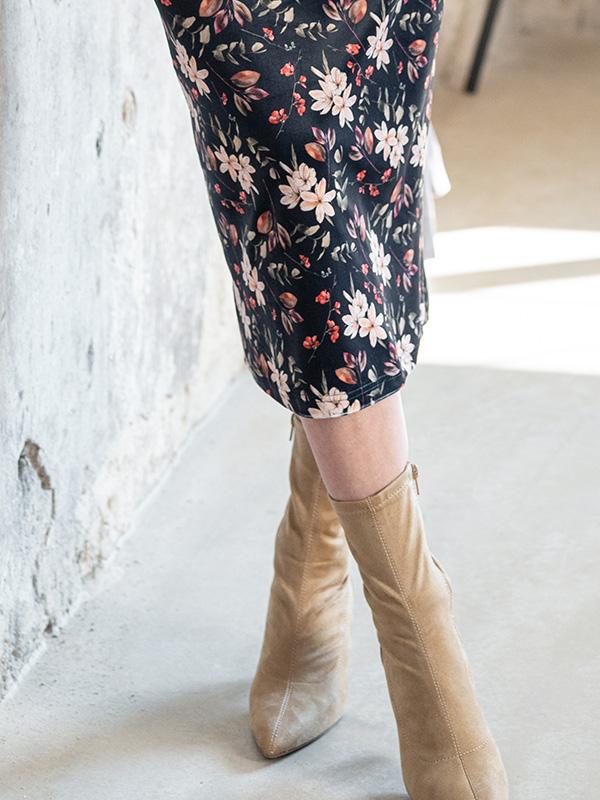 Lega veliūrinė midi suknelė "Amberly Black - Multicolor Flower Print Velour"