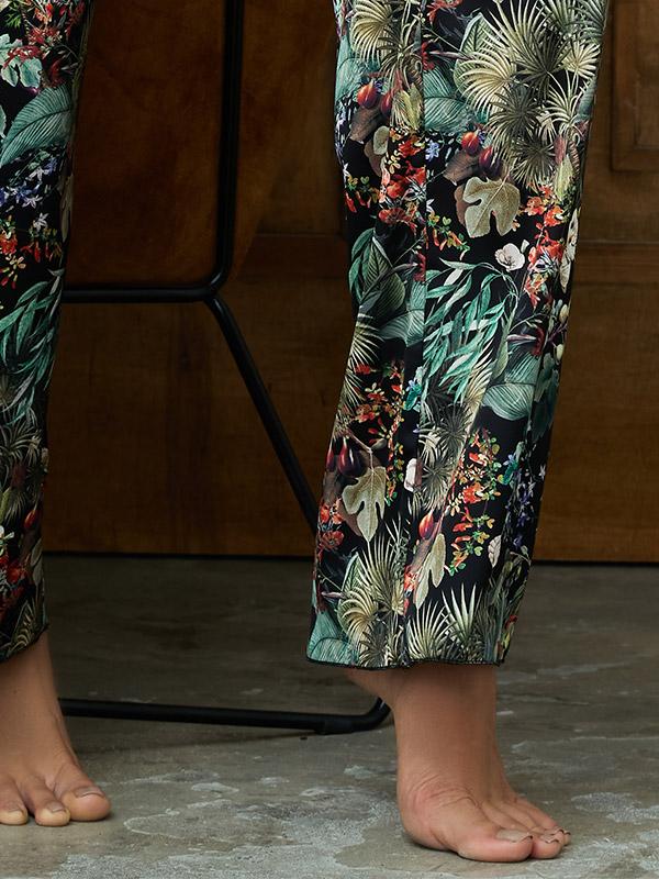 Lega atlasinė pižama su ilgomis kelnėmis "Madona Black - Multicolor Floral Print"