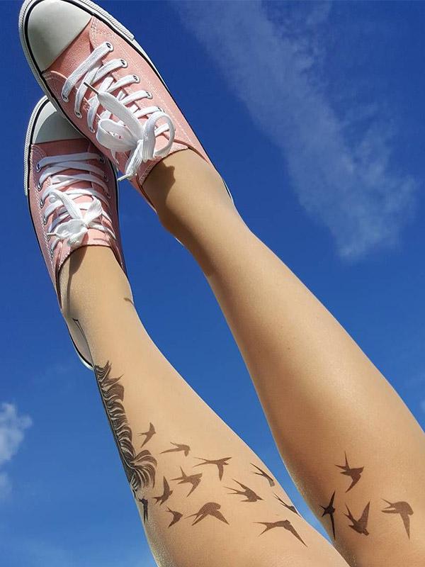 Stop & Stare prilipinamos kojinės su tatuiruote "Swallow Feather 20 Den Sun"