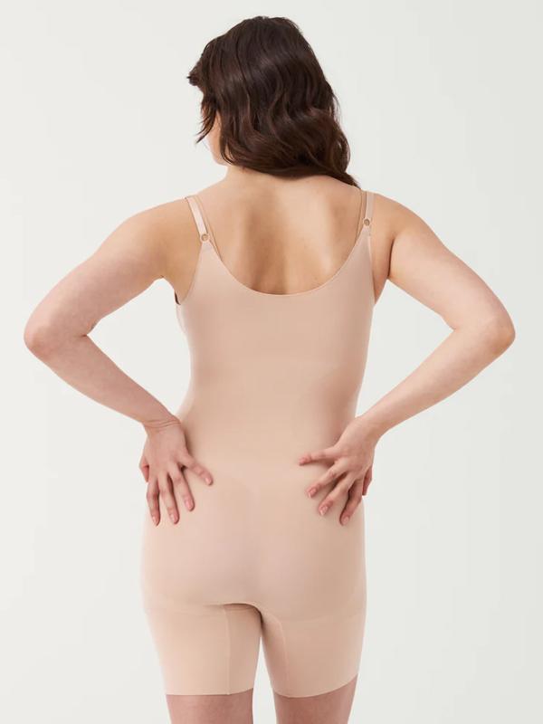 Spanx stipriai formuojantis bodis su šortukais bei atvira krūtine "OnCore Mid-Thigh Nude"