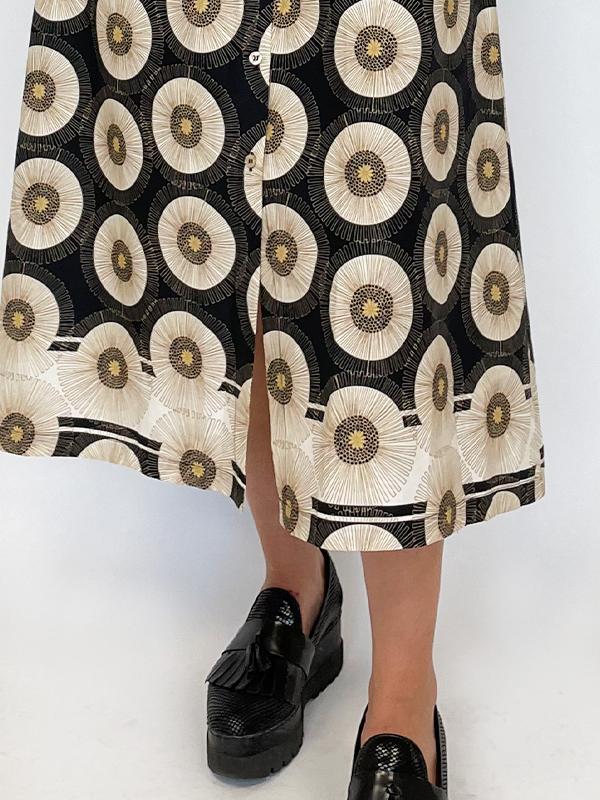 Il Vento E La Seta marškinių stiliaus suknelė su dirželiu "Flower Melody Back - Beige Ornament Print"