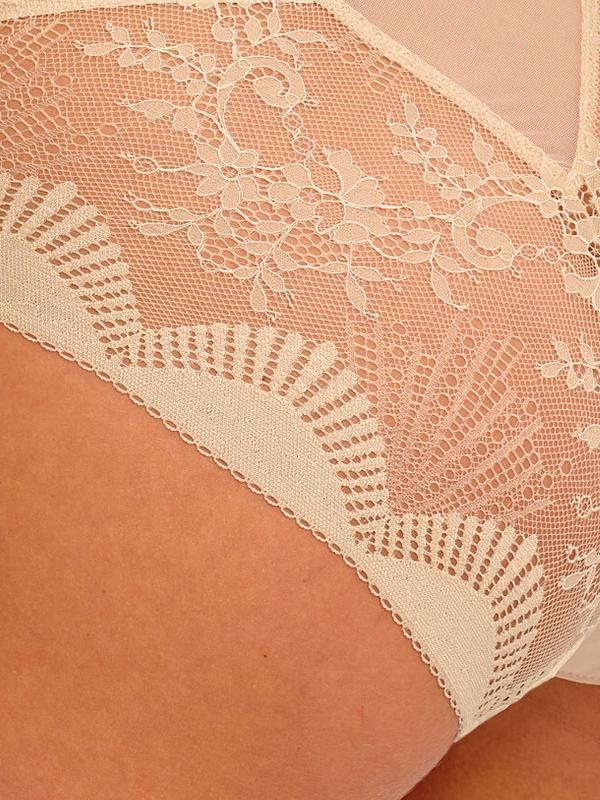 Wacoal nėriniuotos kelnaitės "Sensu Lace Champagne"