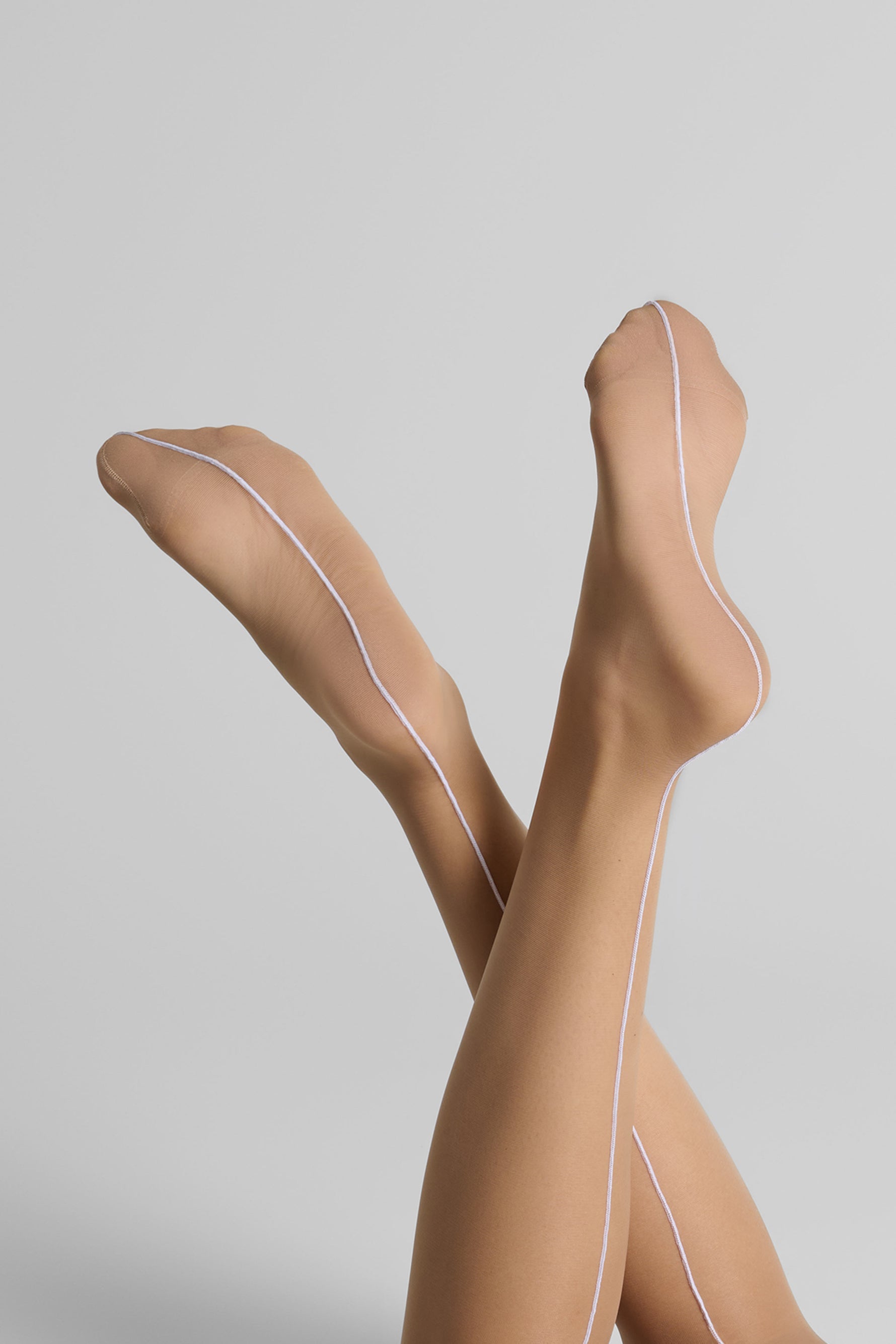 Maison Close prisegamos kojinės su siūle "Bas Couture Coupe Roule 20 Den Nude - White"