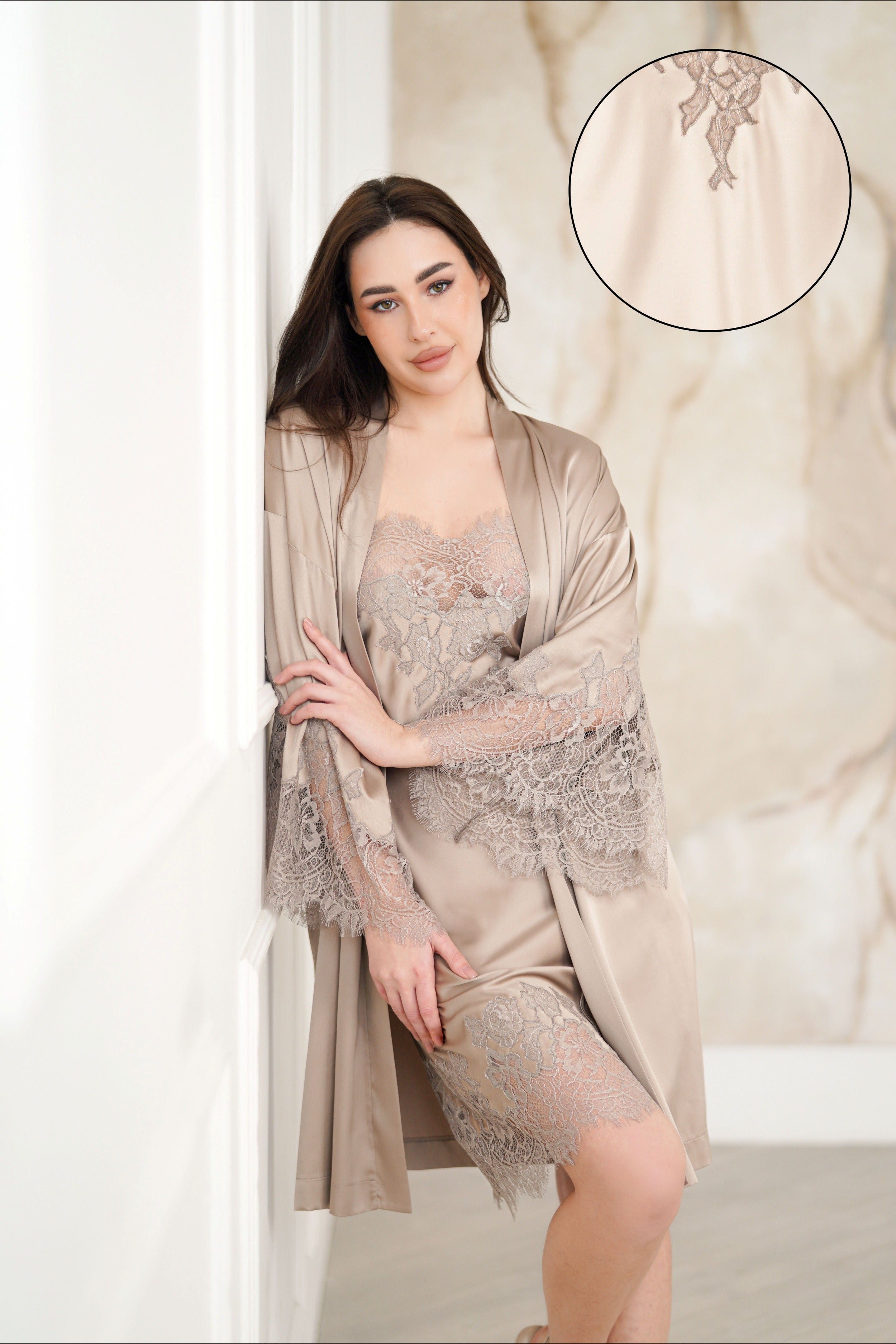 Komilfo trumpas šilkinis chalatas su nėriniais 