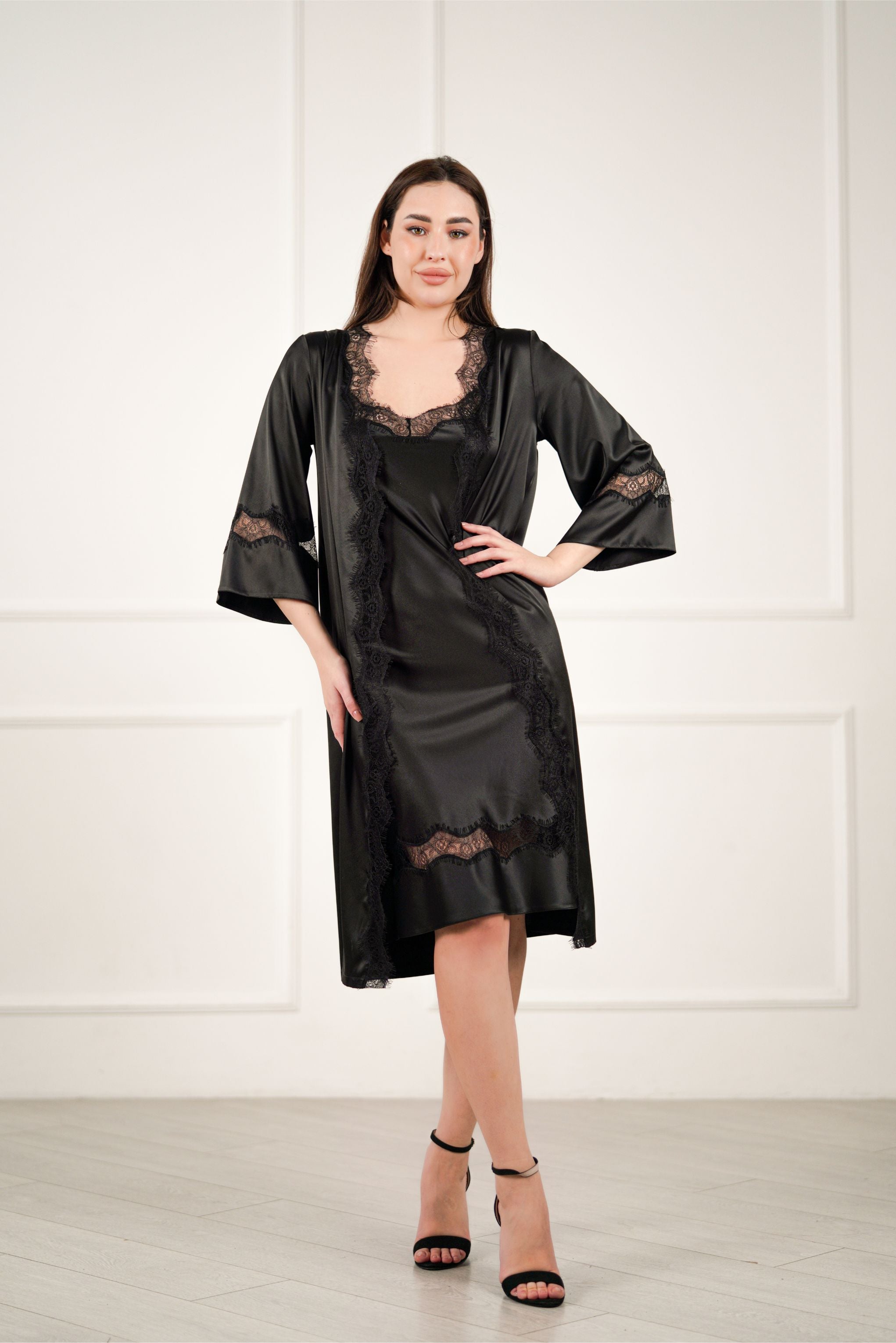 Komilfo šilkinis chalatas su nėriniais 