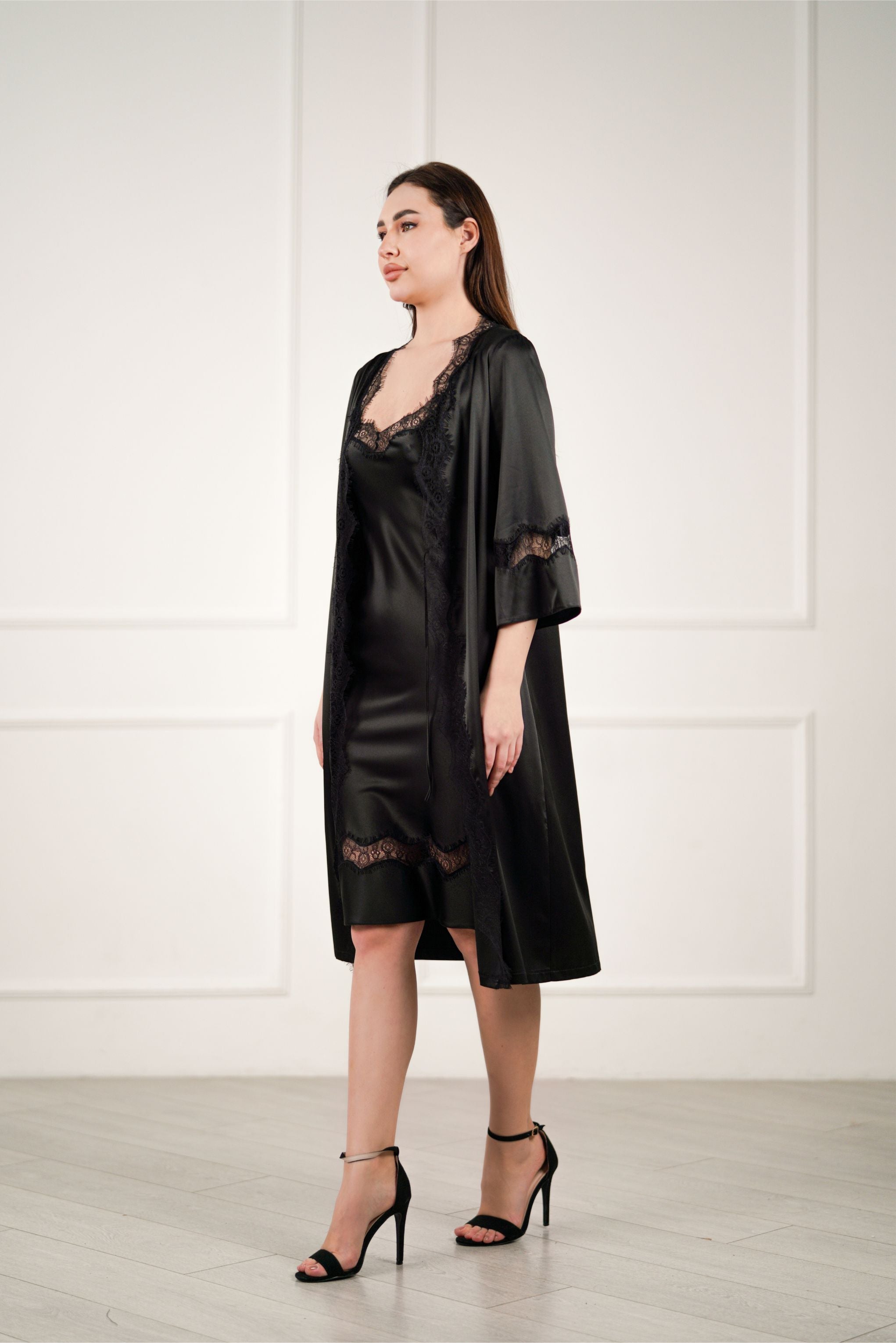 juodas stilingas šilkinis chalatas