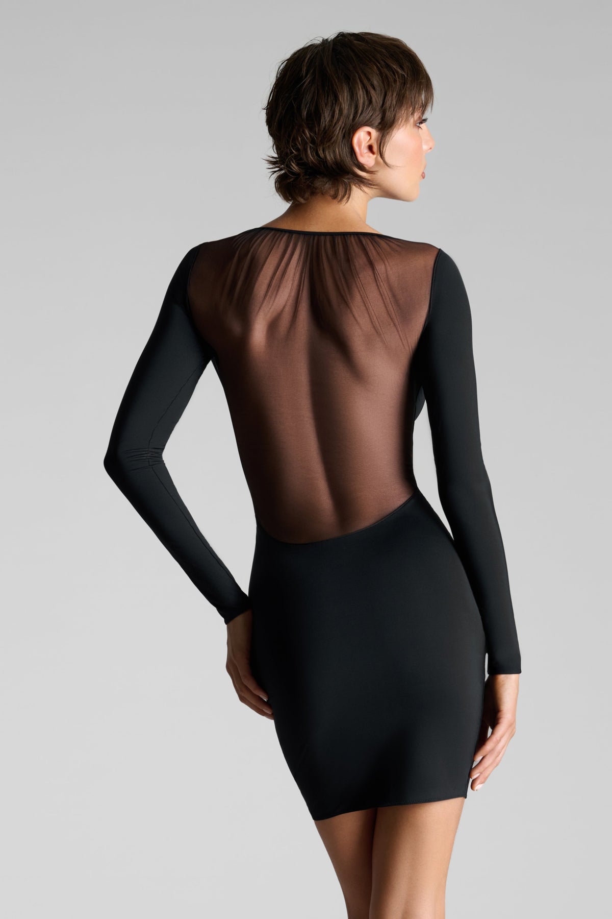 juoda prabangi mini suknelė