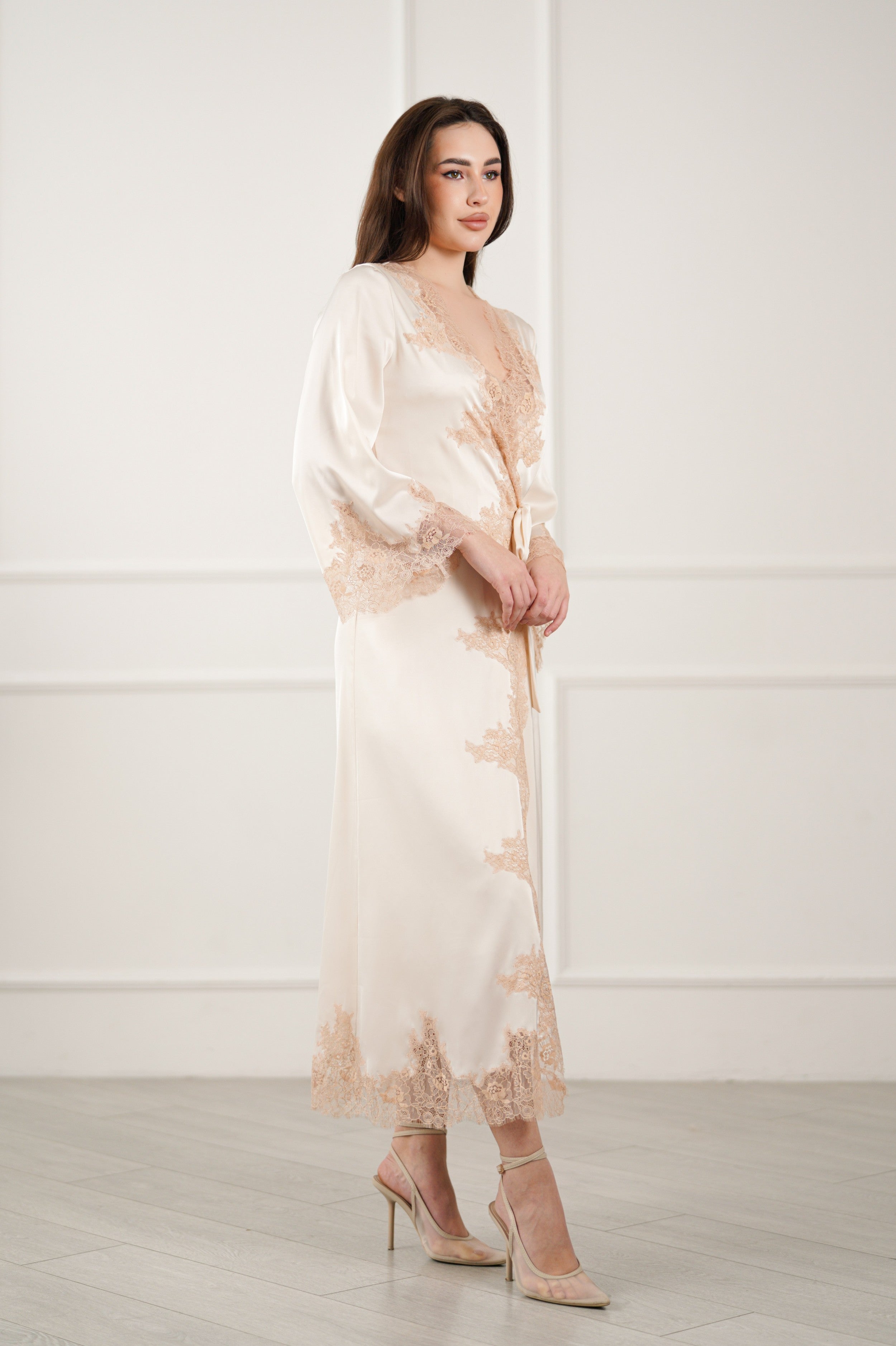 nėriniuotas šilkinis chalatas