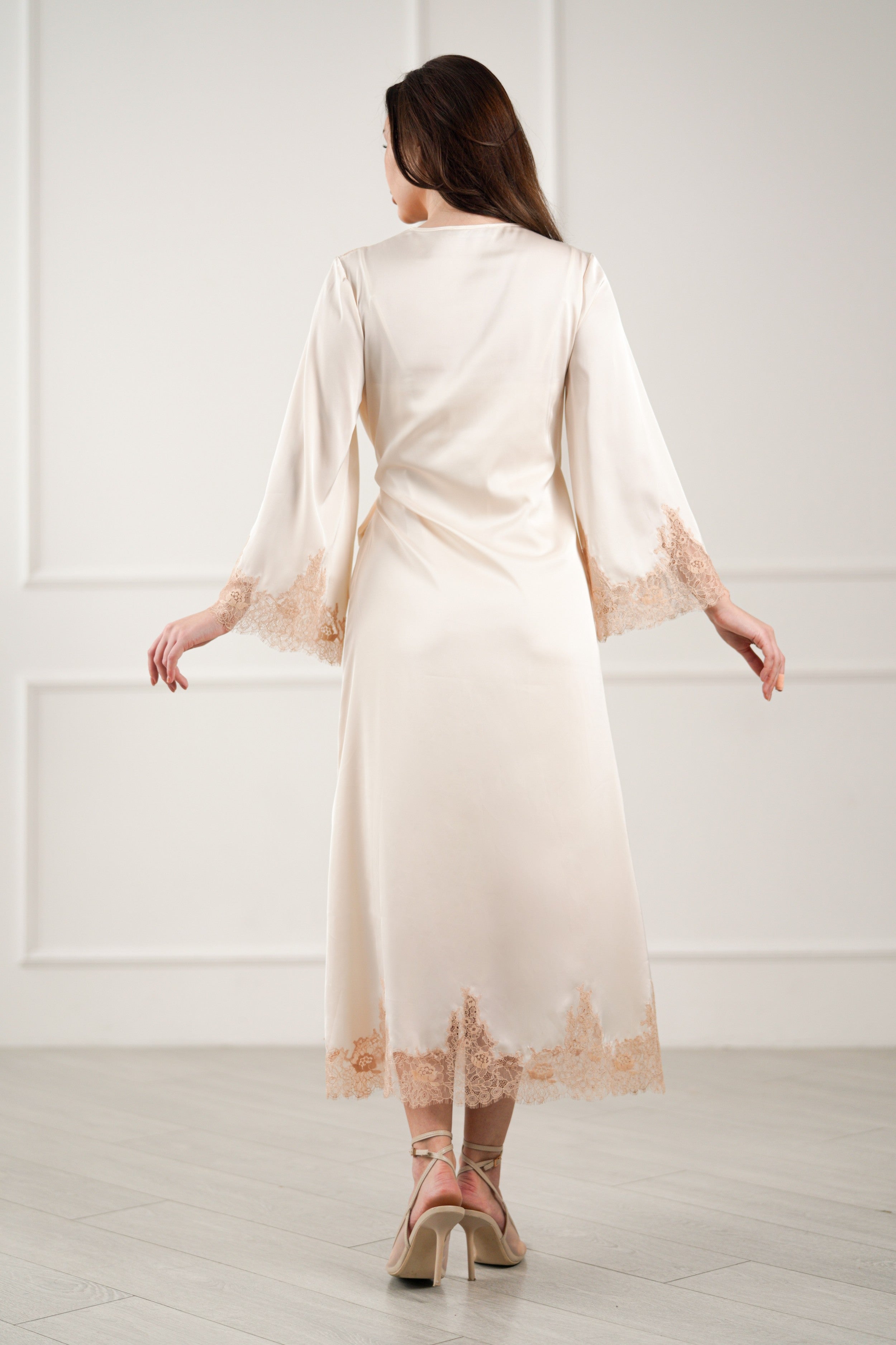 moteriškas šilkinis chalatas