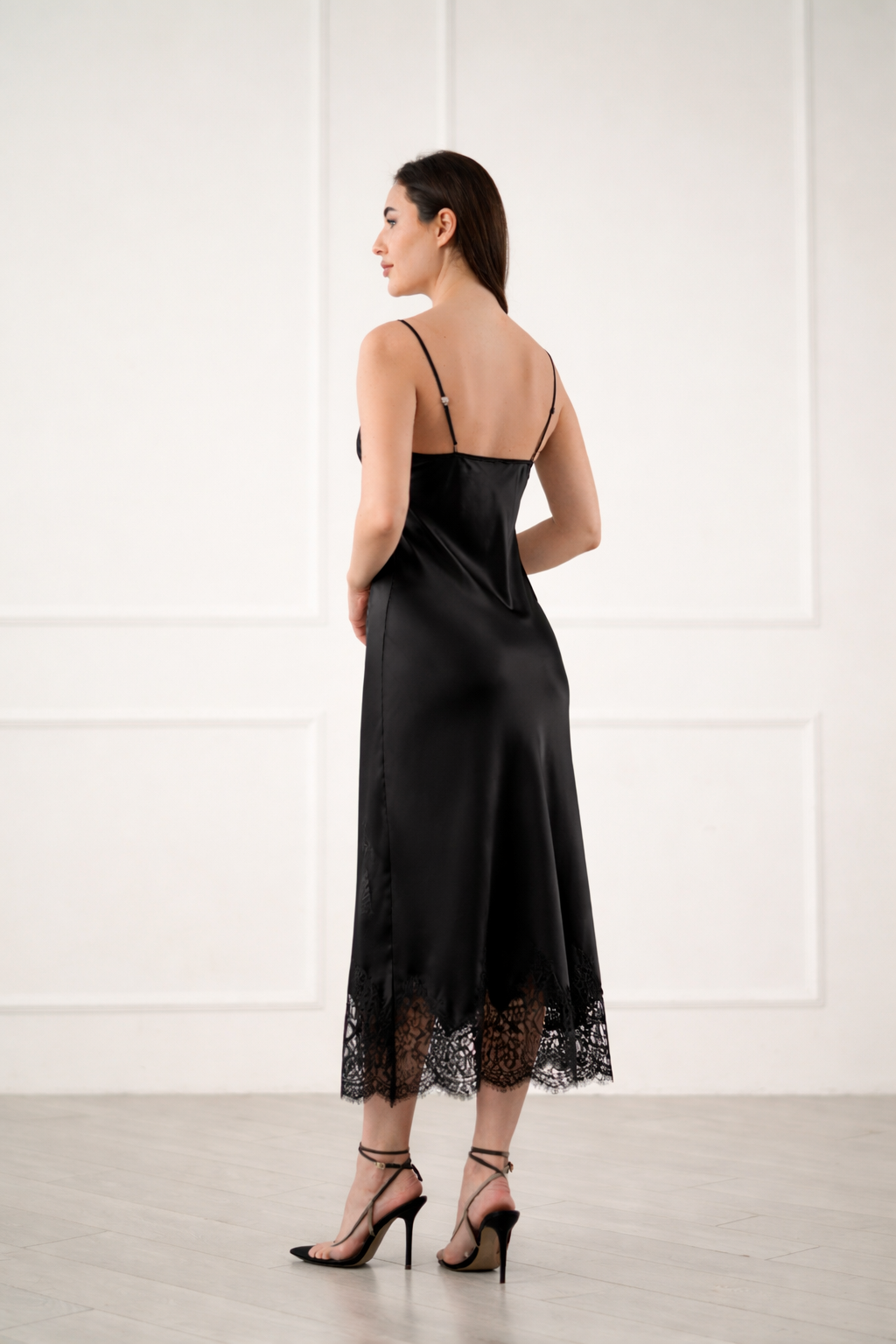 elegantiški juodi šilkiniai naktinukai