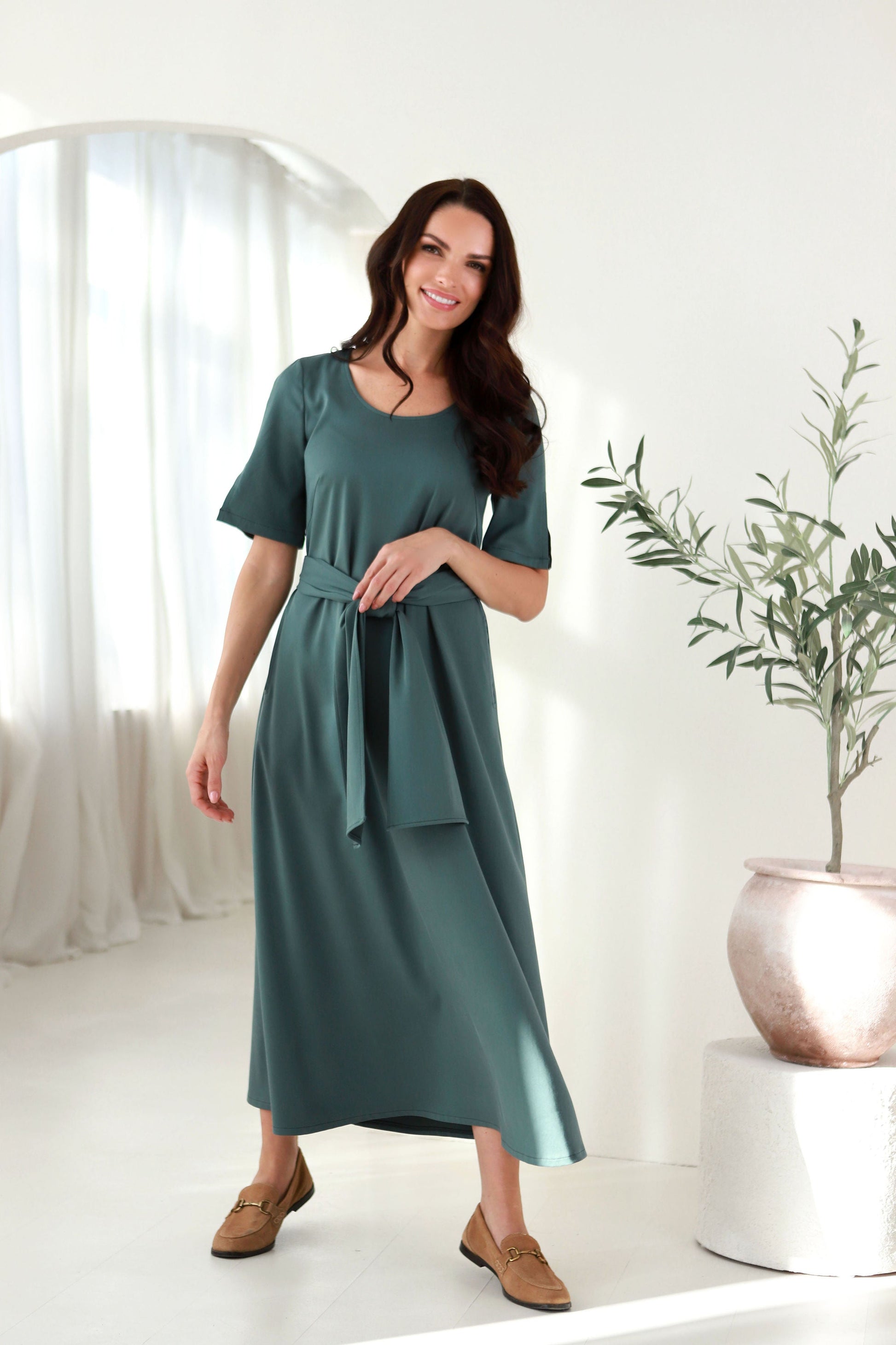 A formos midi suknelė