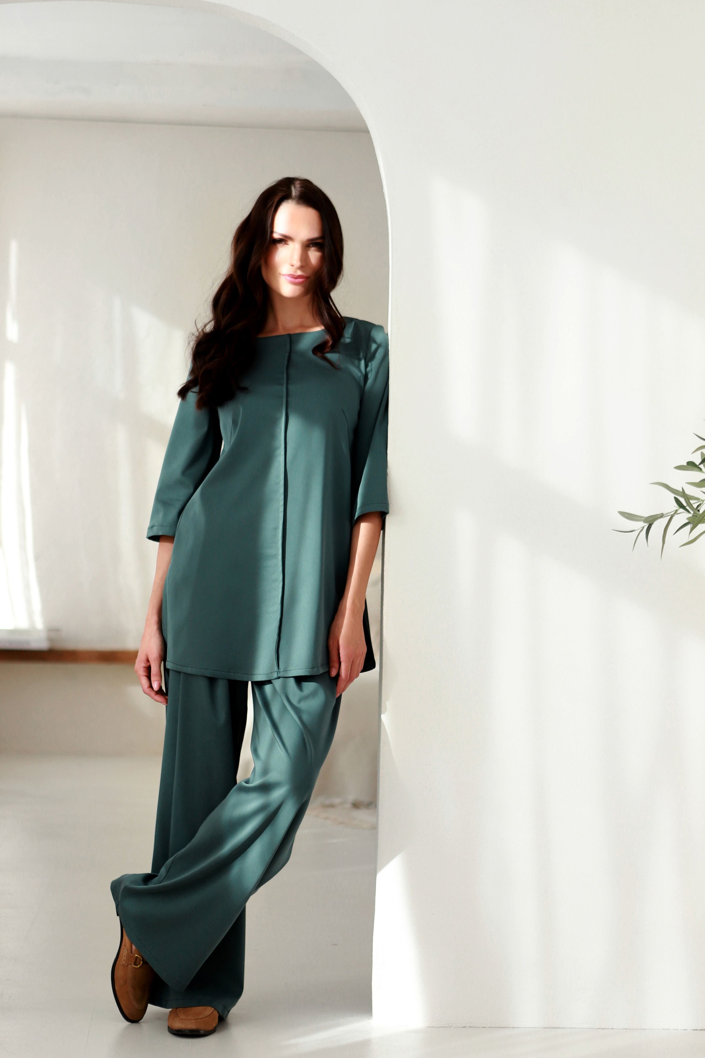 minimalistinės moteriškos kelnės