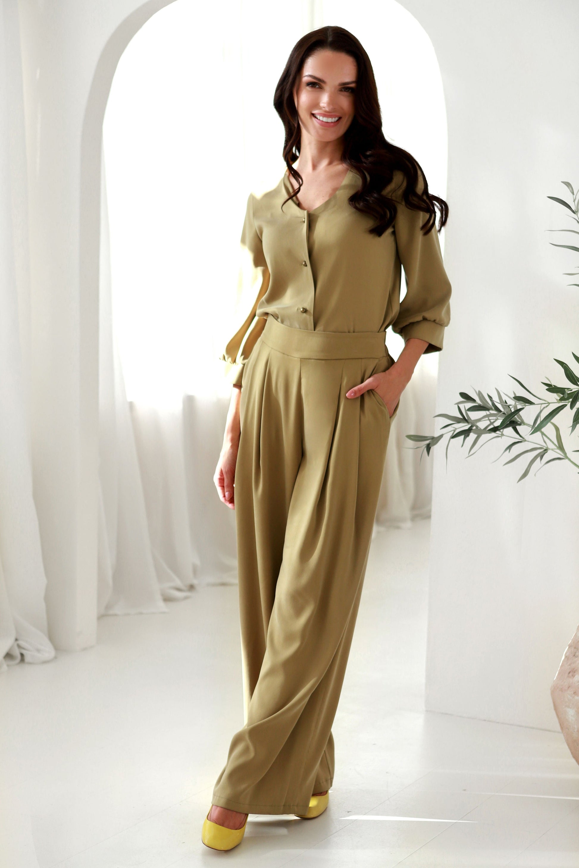 plačios moteriškos kelnės