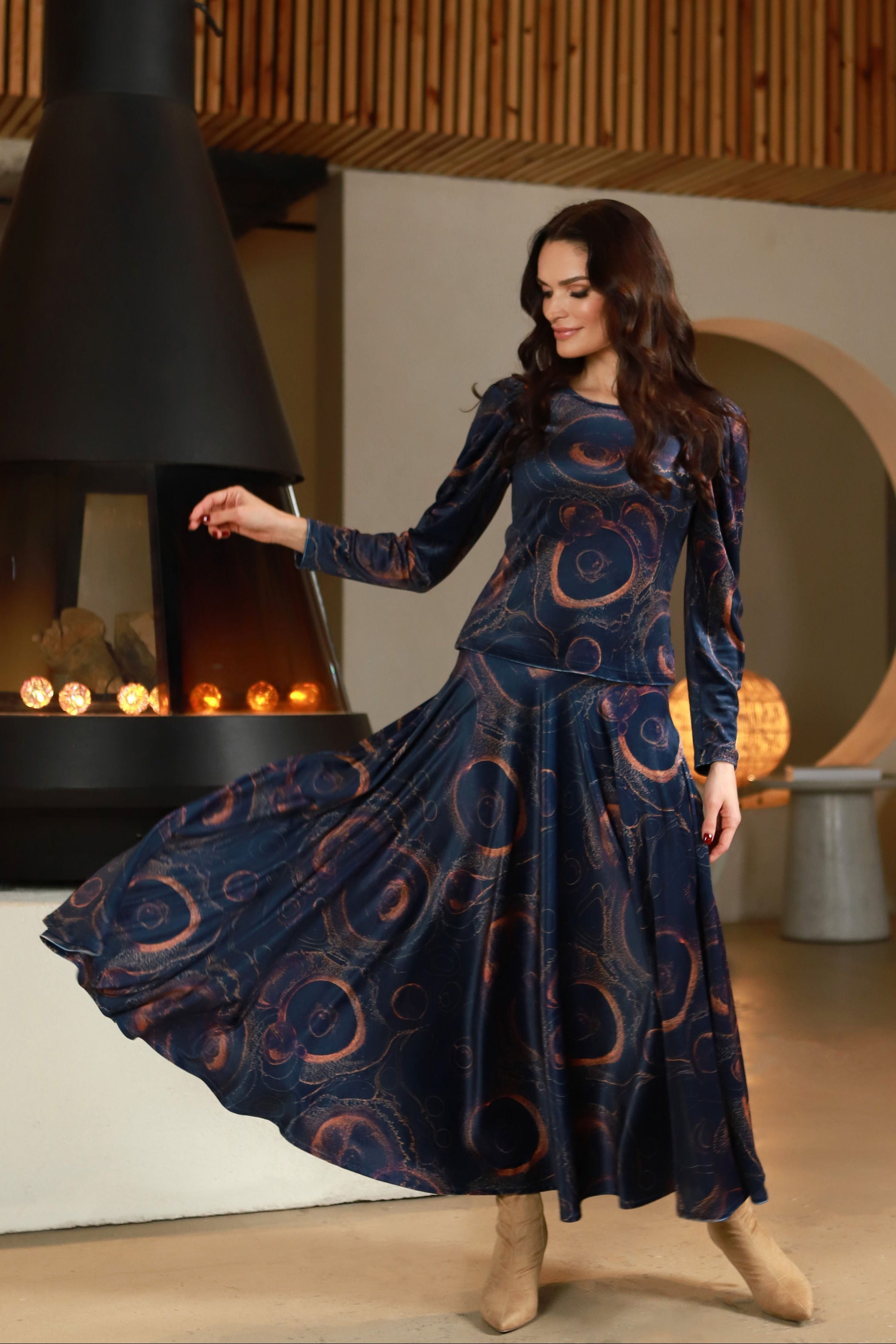 Lega ilgas veliūrinis sijonas 