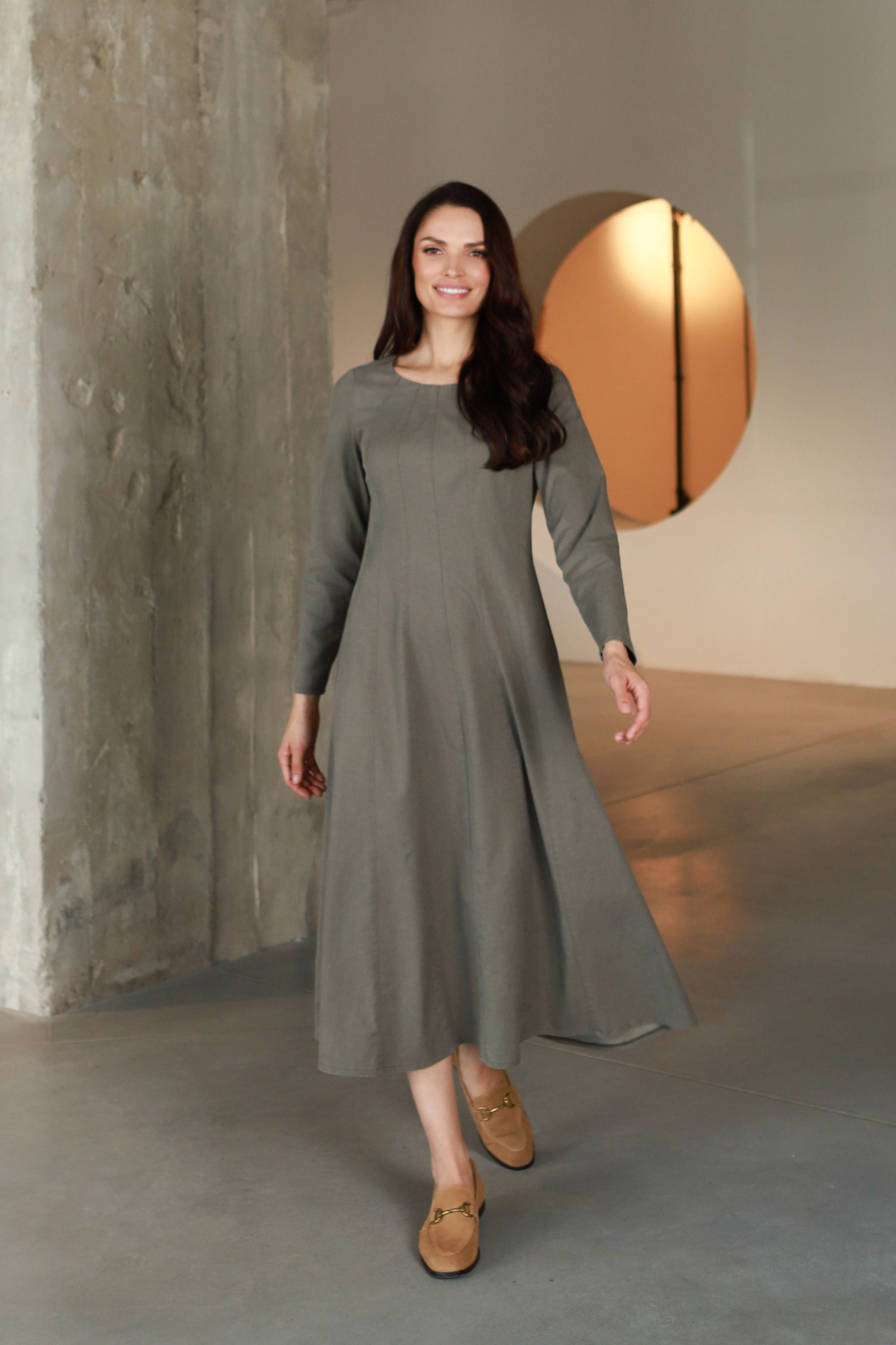 Lega įliemenuota suknelė 