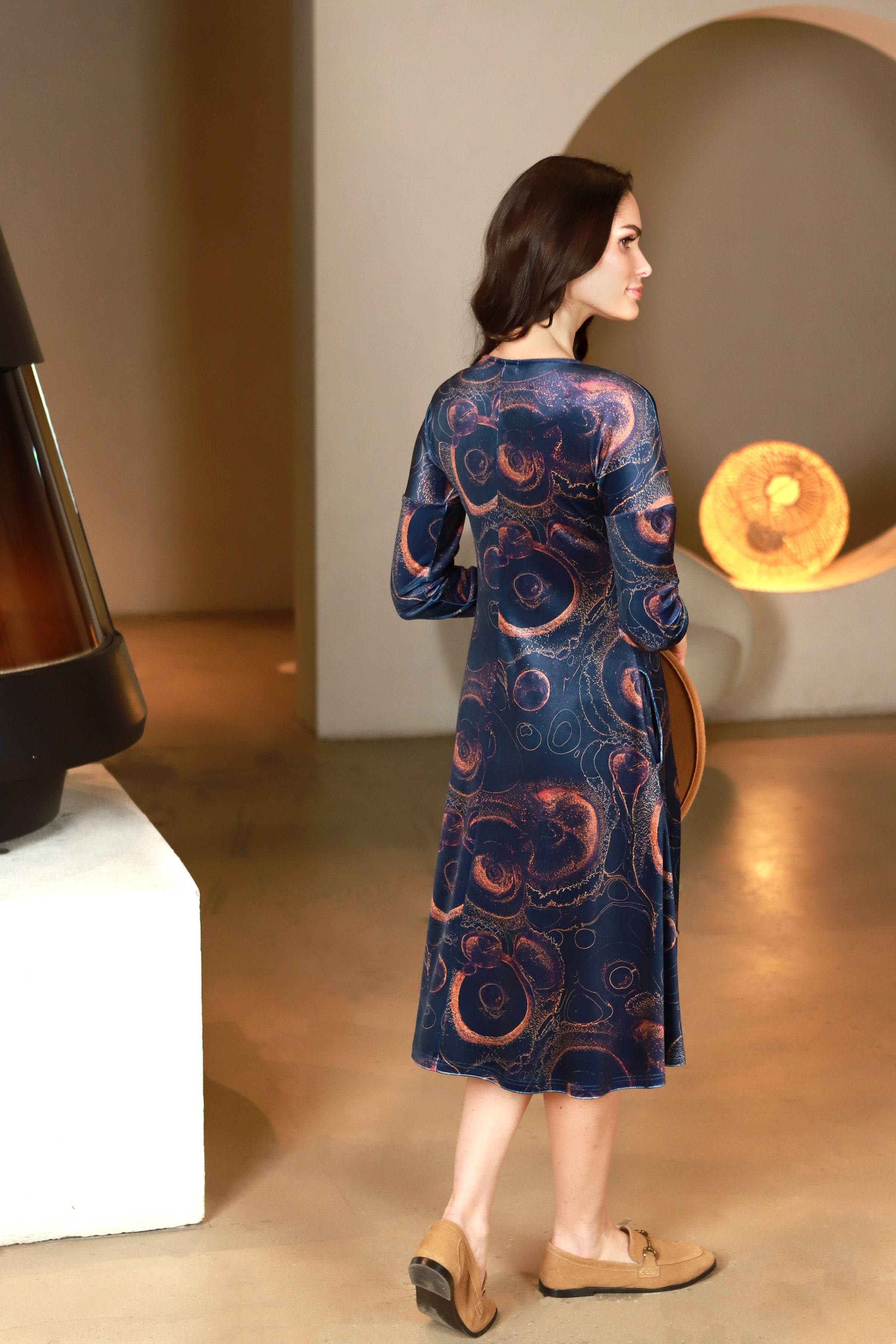 Tamsiai mėlyna veliūrinė suknelė Lega