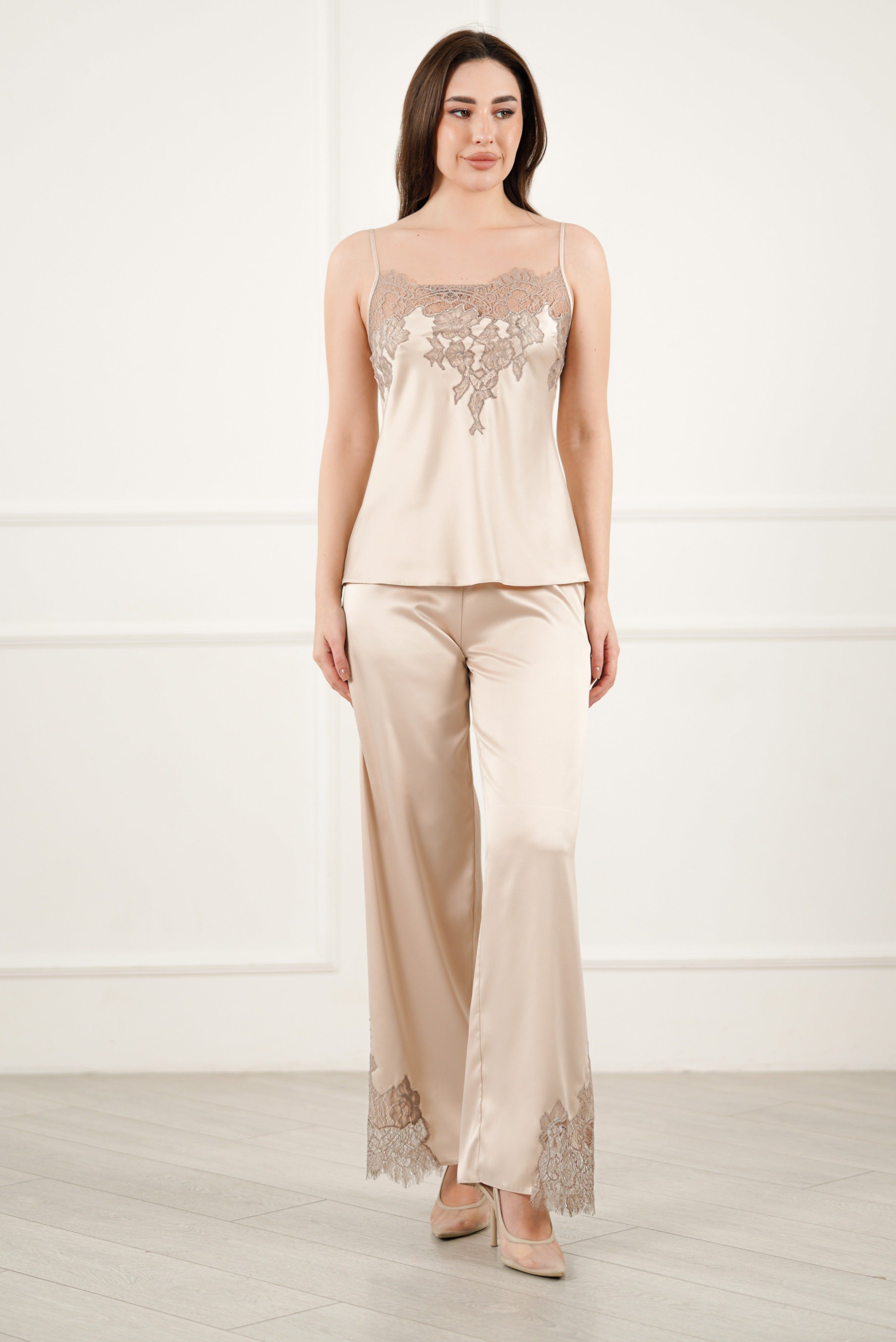 Komilfo длинная шёлковая пижама с кружевом 