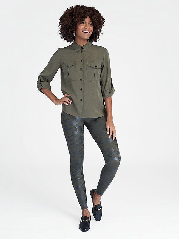 Spanx koreguojantys kamufliažiniai dirbtinės odos leginsai "Camo Khaki"