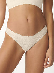 Sloggi nėriniuotos braziliško kirpimo kelnaitės "Zero Feel Lace 2.0 Cream"