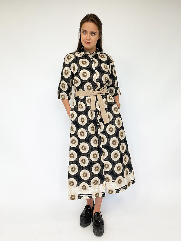 Il Vento E La Seta marškinių stiliaus suknelė su dirželiu "Flower Melody Back - Beige Ornament Print"