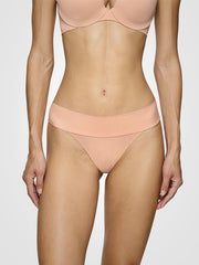 Triumph besiūlės kelnaitės stringai "Body Make Up Illusion EX Peach"