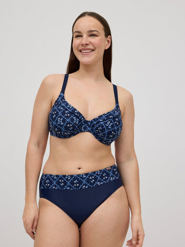 Ysabel Mora krūtinę mažinantis bikini maudymosi kostiumėlis 