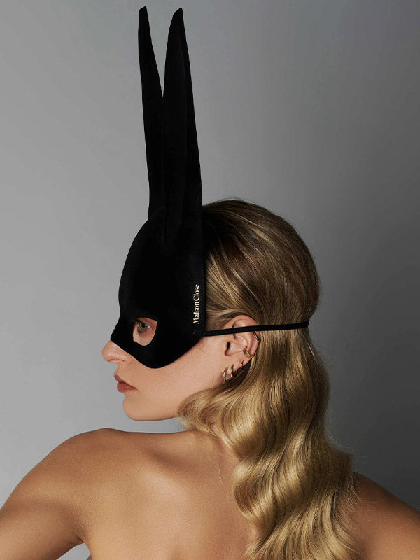 Maison Close aksominė kiškučio kaukė ir uodegėlė "Miss Bunny Black"