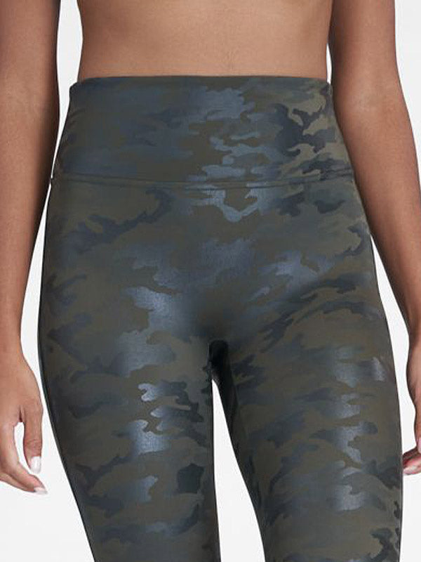 Spanx koreguojantys kamufliažiniai dirbtinės odos leginsai "Camo Khaki"