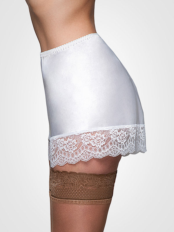 Nylon Dreams satino kelnaitės šortukai su nėriniais "French Cami White"