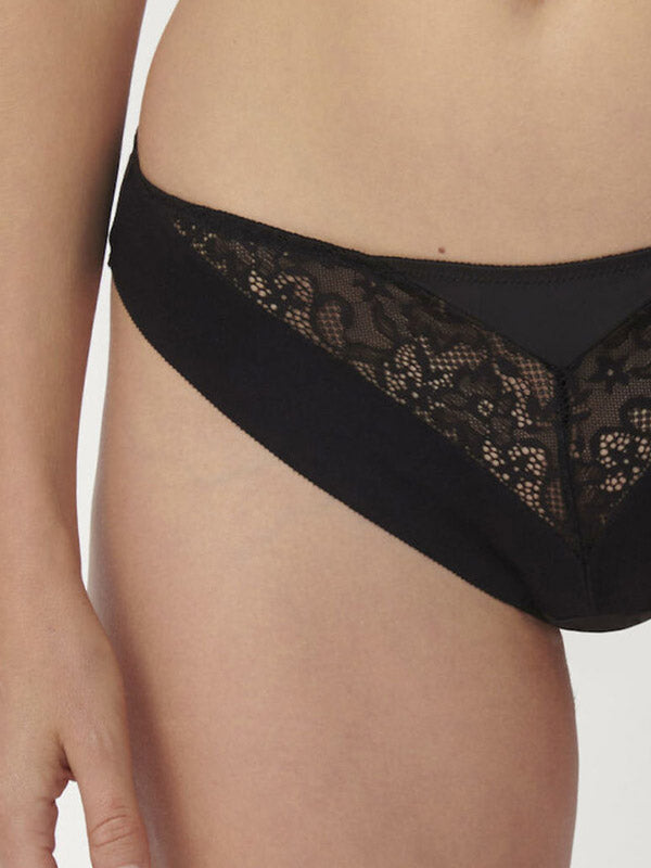 Triumph braziliško kirpimo kelnaitės "Vivid Spotlight Black"
