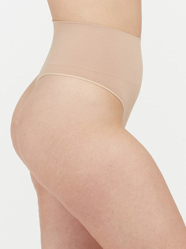 Spanx koreguojančios paaukštinto juosmens stringai iš perdirbto nailono "Ecocare Nude"