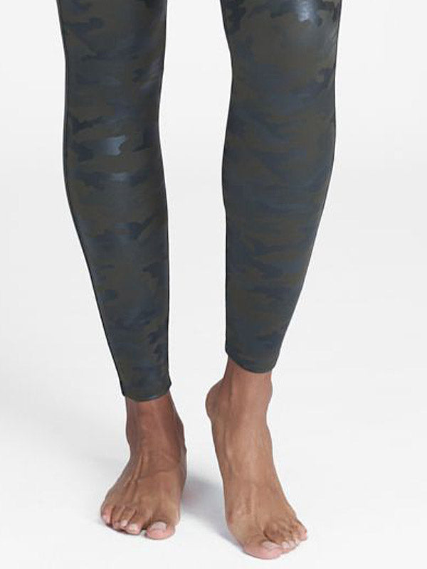 Spanx koreguojantys kamufliažiniai dirbtinės odos leginsai "Camo Khaki"