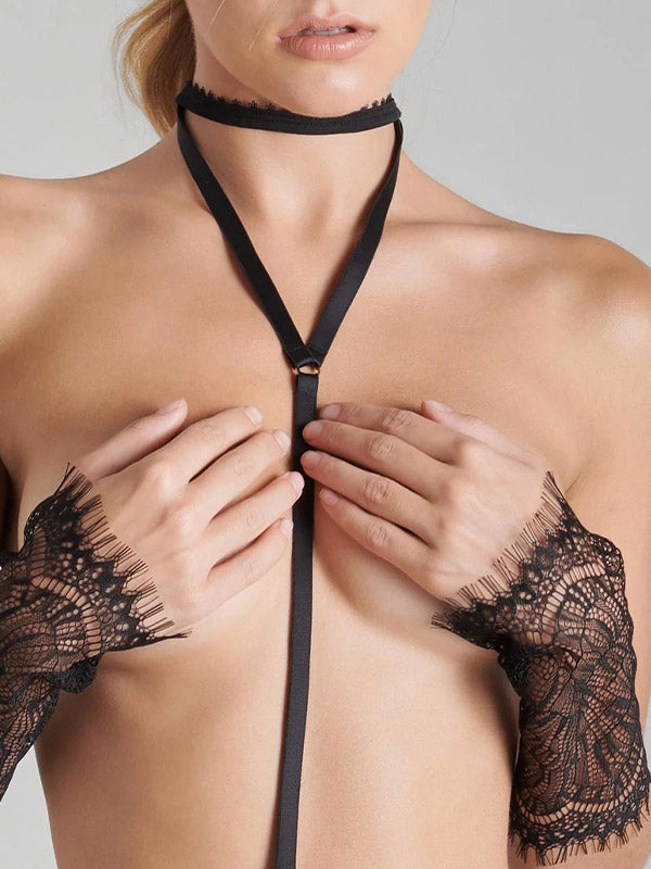 Maison Close perregimos kelnaitės stringai su kūno dirželiais "Accroche Coeur Black"