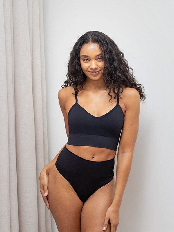 Spanx koreguojančios paaukštinto juosmens stringai iš perdirbto nailono "Ecocare Black"
