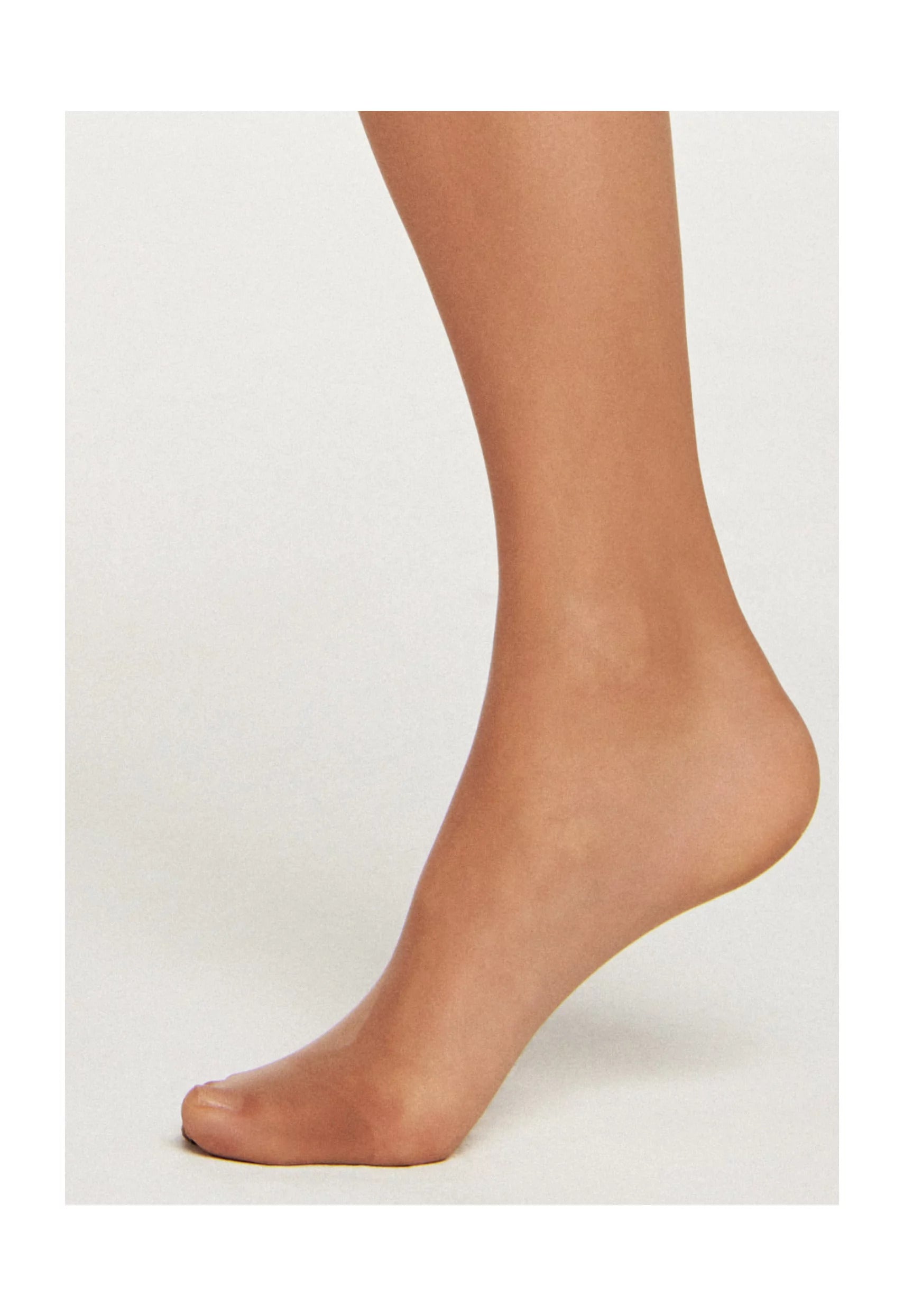 kūno spalvos pėdkelnės